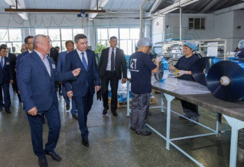 Олжас Бектенов Семейдегі ең көне екі кәсіпорынның жұмысымен танысты