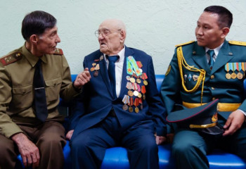 Әскерилер 97 жастағы соғыс ардагерін туған күнімен құттықтады
