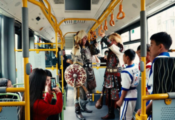 Дүниежүзілік көшпенділер ойындары: бүркітші Астананы қоғамдық көлікпен аралап шықты