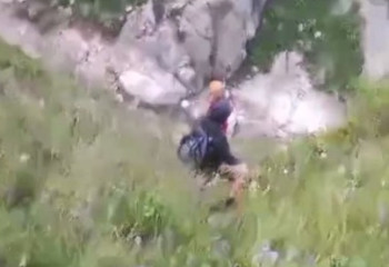 Двое подростков забрались на гору и не смогли спуститься сами