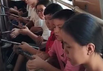 Жас домбырашылар Олимпиадада жеңіске жеткен спортшыларға арнап пойызда концерт ұйымдастырды