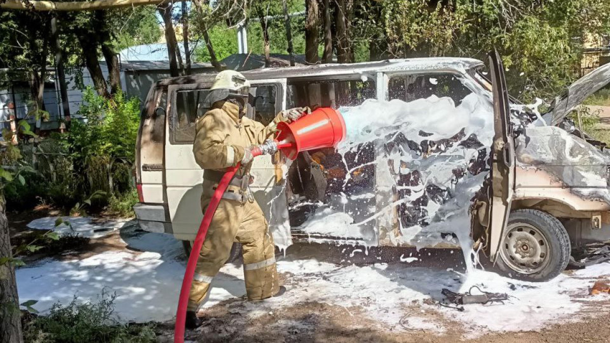 БҚО-да жанып жатқан көлік 11 минутта сөндірілді