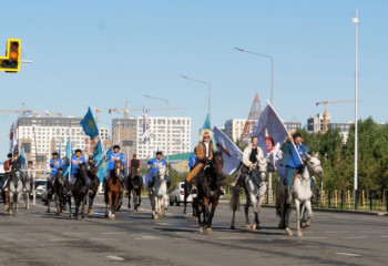 Масштабный парад всадников прошёл в Астане