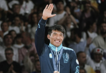 Gennadiy Golovkin congratulates judoka Gusman Kyrgyzbayev with bronze