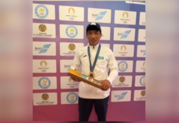 Обладатель олимпийской медали Гусман Кыргызбаев показал содержимое подарочной коробки победителей-олимпийцев