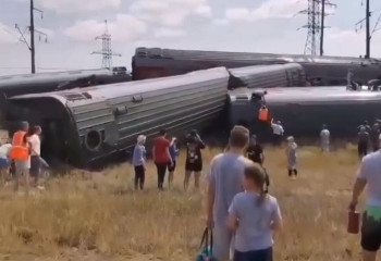 Жолаушылар пойызы рельстен шығып кетті