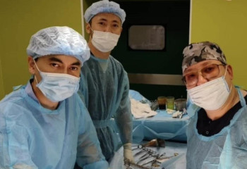 Гигантскую опухоль весом 6 кг успешно удалили у пациентки жамбылские онкологи