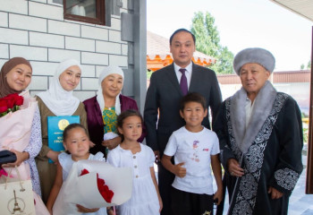 Жамбыл облысының әкімі Елдос Сметовтің ата-анасына құрмет көрсетті