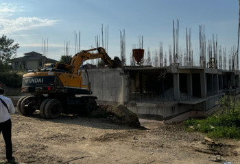 Только начавший строится ЖК сносят в Алматы по решению суда