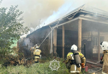 Два дома и времянка загорелись в Шымкенте