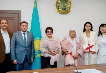 Набравшую 140 баллов на ЕНТ  абитуриентку из Косшы поздравил Саясат Нурбек