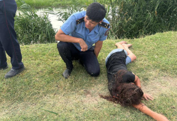 «У меня ноги судорогой свело и я начала тонуть» - женщину спас оказавшийся неподалеку полицейский на станции Шу