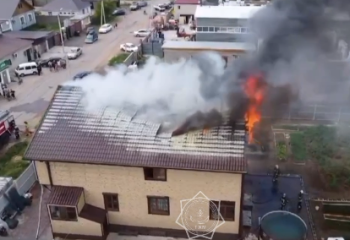 В Косшы загорелся двухэтажный дом