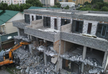 В Алматы начался снос незаконного таунхауса после жалоб жителей