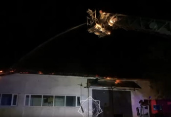 Пожар на складе на площади почти 500 м² тушили в Жезказгане