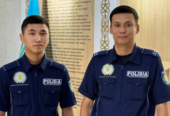 Атыраулық полицейлер тасжолда толғағы қысқан әйелге көмектесті