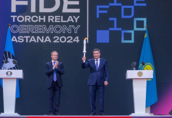 100-летие FIDE: Олжас Бектенов зажег факел Всемирной шахматной Олимпиады в Астане