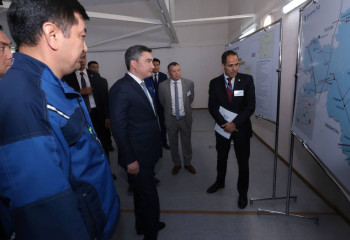 Олжас Бектенов Атырау мұнай өңдеу зауытының жұмысын тексерді