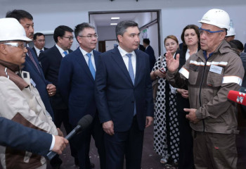 Олжас Бектенов посетил предприятия нефтегазохимического сектора Атырауской области