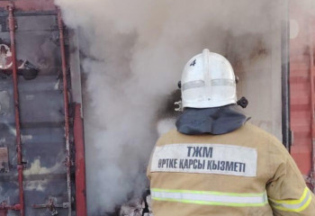 Контейнер с товаром загорелся в Алматинской области