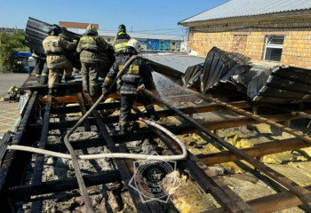 Деревянная кровля рынка загорелась в Карагандинской области