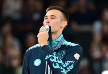 Геннадий Головкин Олимпиаданың күміс жүлдегері Нариман Курбановты құттықтады