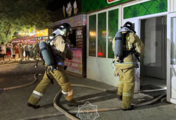 В Таразе загорелась крыша магазина