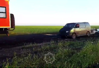 Из грязевого плена вызволили людей костанайские спасатели