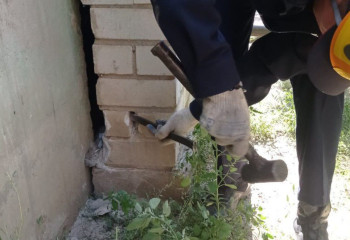 Застрявшую в конструкции балкона кошку спасли в Актобе