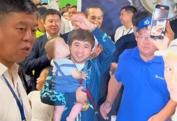 Алматылықтар Елдос Сметов пен Ғұсман Қырғызбаевты әуежайдан күтіп алды