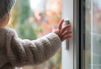 Четырехлетний ребенок погиб после выпадения из окна в Семее