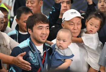 Сборная Казахстана по дзюдо вернулась в Алматы: встреча с Олимпийским чемпионом Елдосом Сметовым