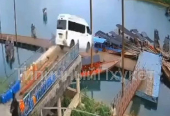 Таиландта туристер мінген көлік су қоймасына құлады