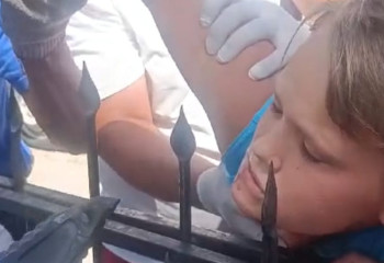 Алматыда жасөспірімнің тамағына темір шарбақ кіріп кетті