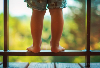 Двое малышей выпали из окон в Астане сегодня