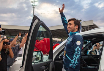 Новое жилье и авто подарили Елдосу Сметову и его личному тренеру