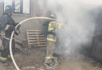 Огнеборцы Кызылординской области вынесли газовый баллон из пожара