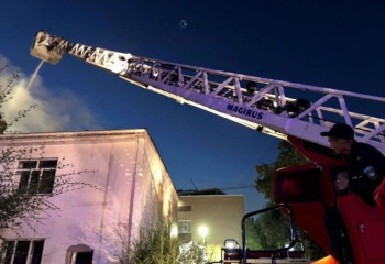 Заброшенное здание горит в Астане