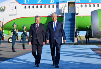 Токаев встретил в столичном аэропорту Президента Узбекистана