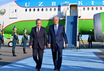 Қасым-Жомарт Тоқаев Шавкат Мирзиёевті қарсы алды