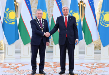 Президент Казахстана наградил Шавката Мирзиёева орденом «Алтын Қыран»