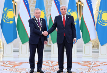 Тоқаев  Шавкат Мирзиёевті «Алтын Қыран» орденімен марапаттады