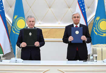Ряд документов подписали по итогам переговоров Касым-Жомарт Токаев и Шавкат Мирзиёев