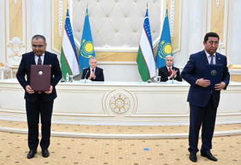 Тоқаев пен Мирзиёев бірқатар құжатқа қол қойды