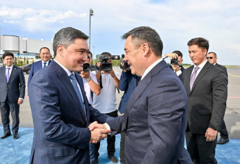Президента Кыргызстана Садыра Жапарова встретили в аэропорту Астаны