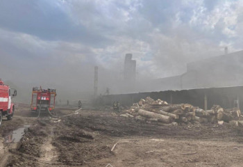 Пожарный поезд задействовали для тушения огня в производственном цехе в Усть-Каменогорске