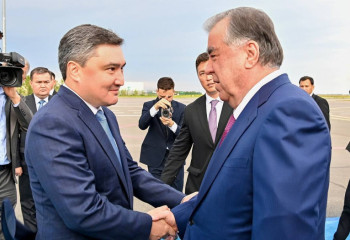 Эмомали Рахмон прибыл в столицу Казахстана