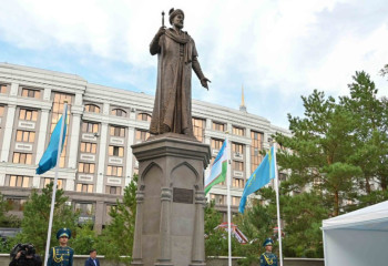 Токаев и Мирзиёев торжественно открыли памятник Алишеру Навои в Астане