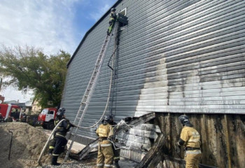 Қарағандыда өрт сөндірушілер өрттен үш баллонды алып шықты