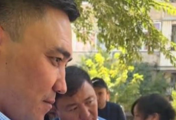 «Дауысыңды көтермей сөйле»: Шымкент әкімі полицейге ескерту жасады